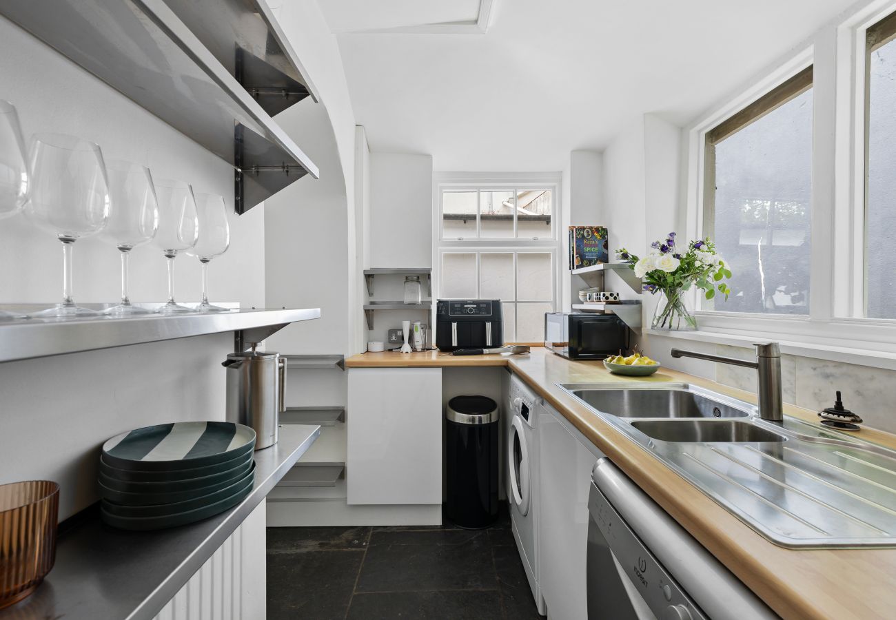 House in Torquay - Lantern House - Historic Coastal Retreat with Hot tub, Sea Views & Garden