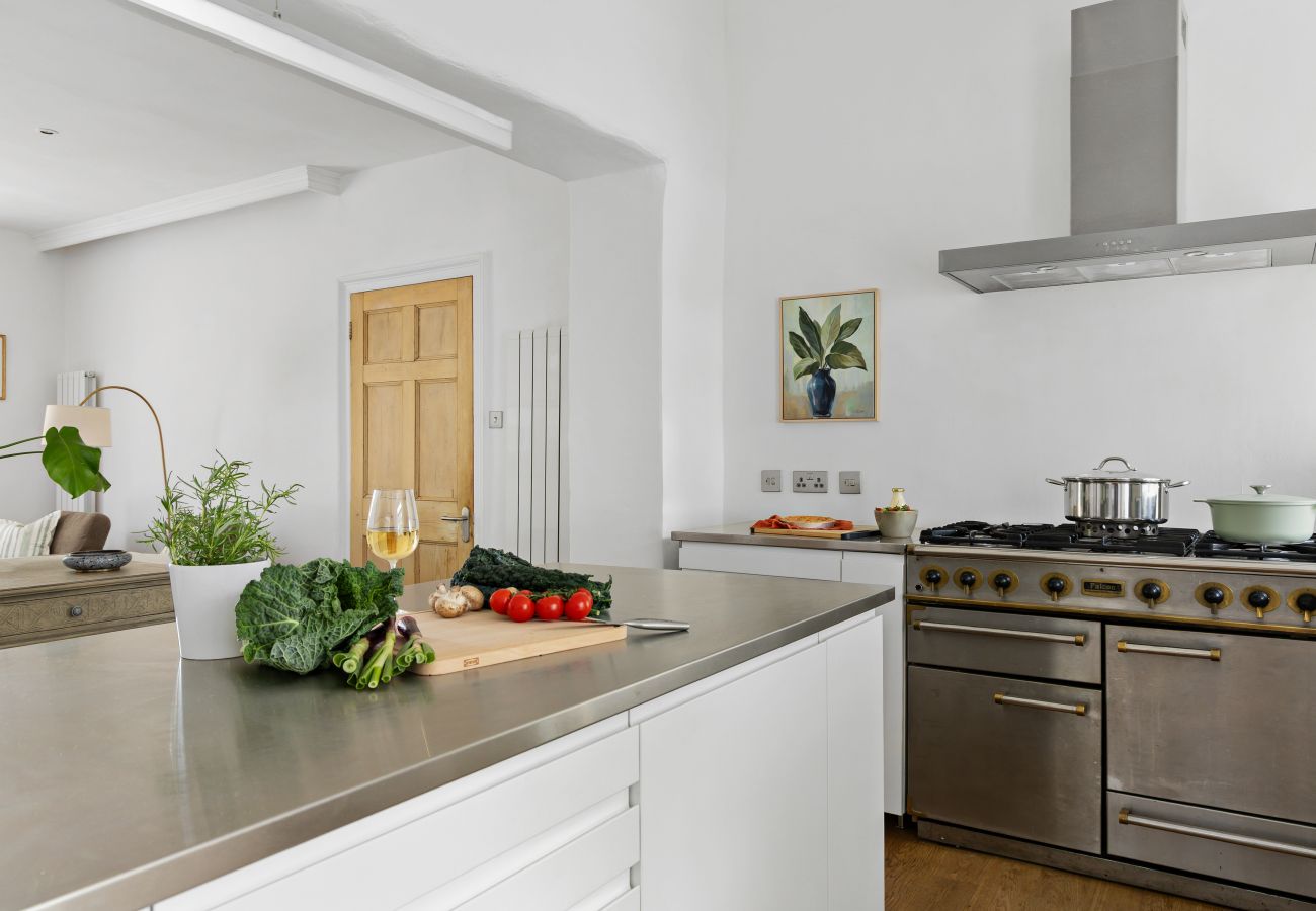 House in Torquay - Lantern House - Historic Coastal Retreat with Hot tub, Sea Views & Garden