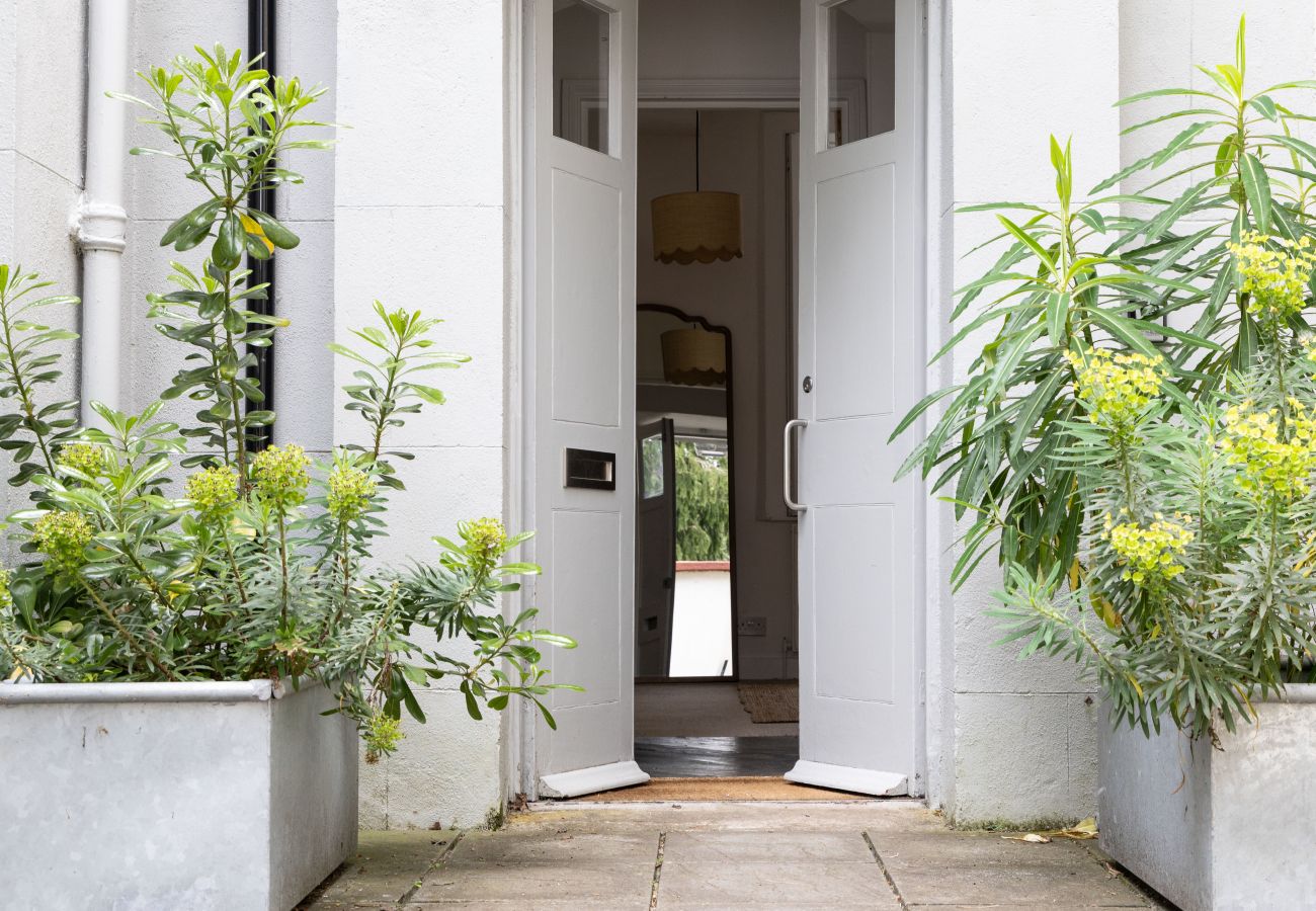 House in Torquay - Lantern House - Historic Coastal Retreat with Hot tub, Sea Views & Garden