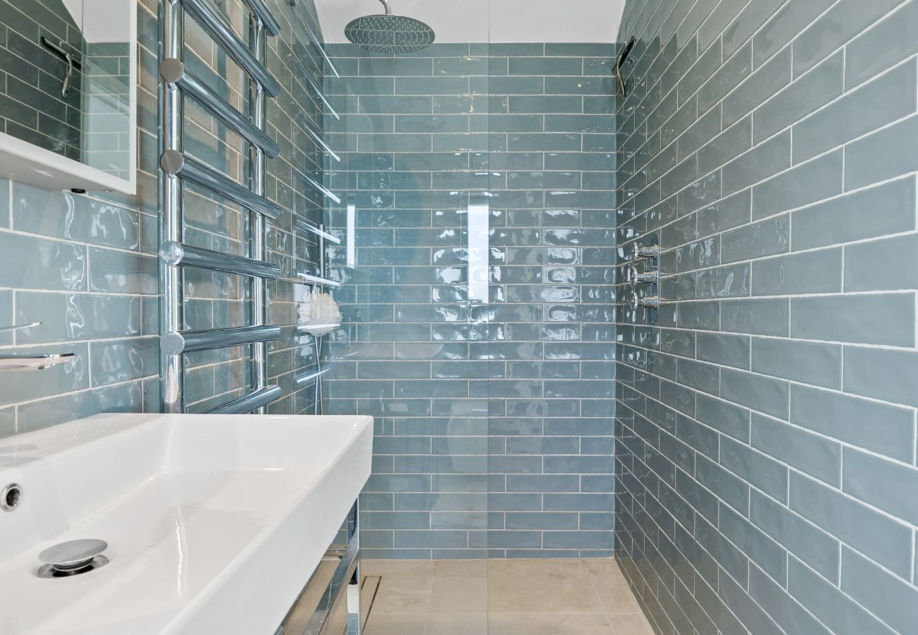 House in Kingswear - The Bridge - Architect Designed Luxury with Panoramic River Dart Views