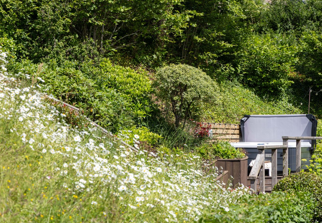 Cottage in East Cornworthy - East Cornworthy Cottage - Stylish 4-Bed Devon Retreat with Hot Tub, Fire Pit & Rolling Hill Views