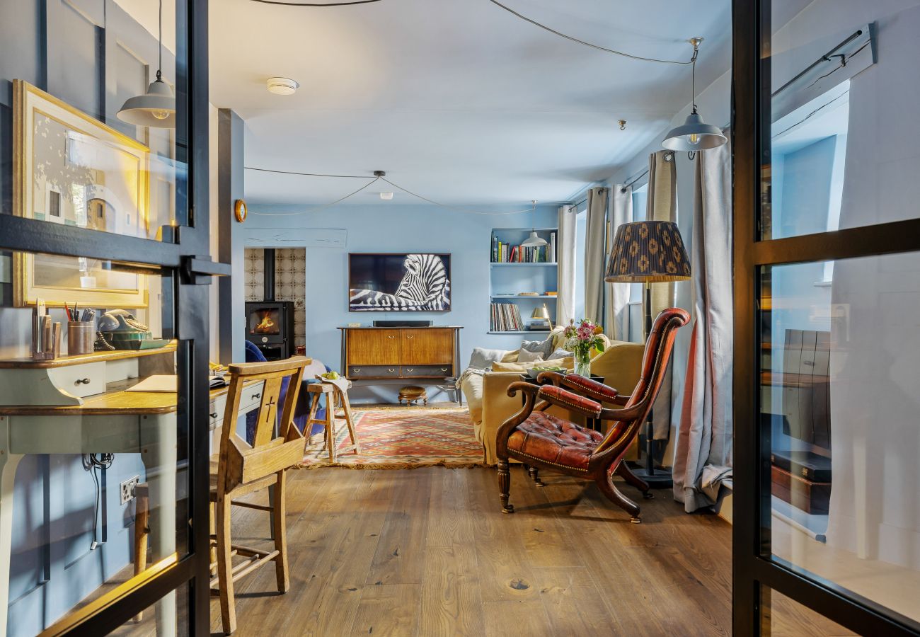 Cottage in East Cornworthy - East Cornworthy Cottage - Stylish 4-Bed Devon Retreat with Hot Tub, Fire Pit & Rolling Hill Views