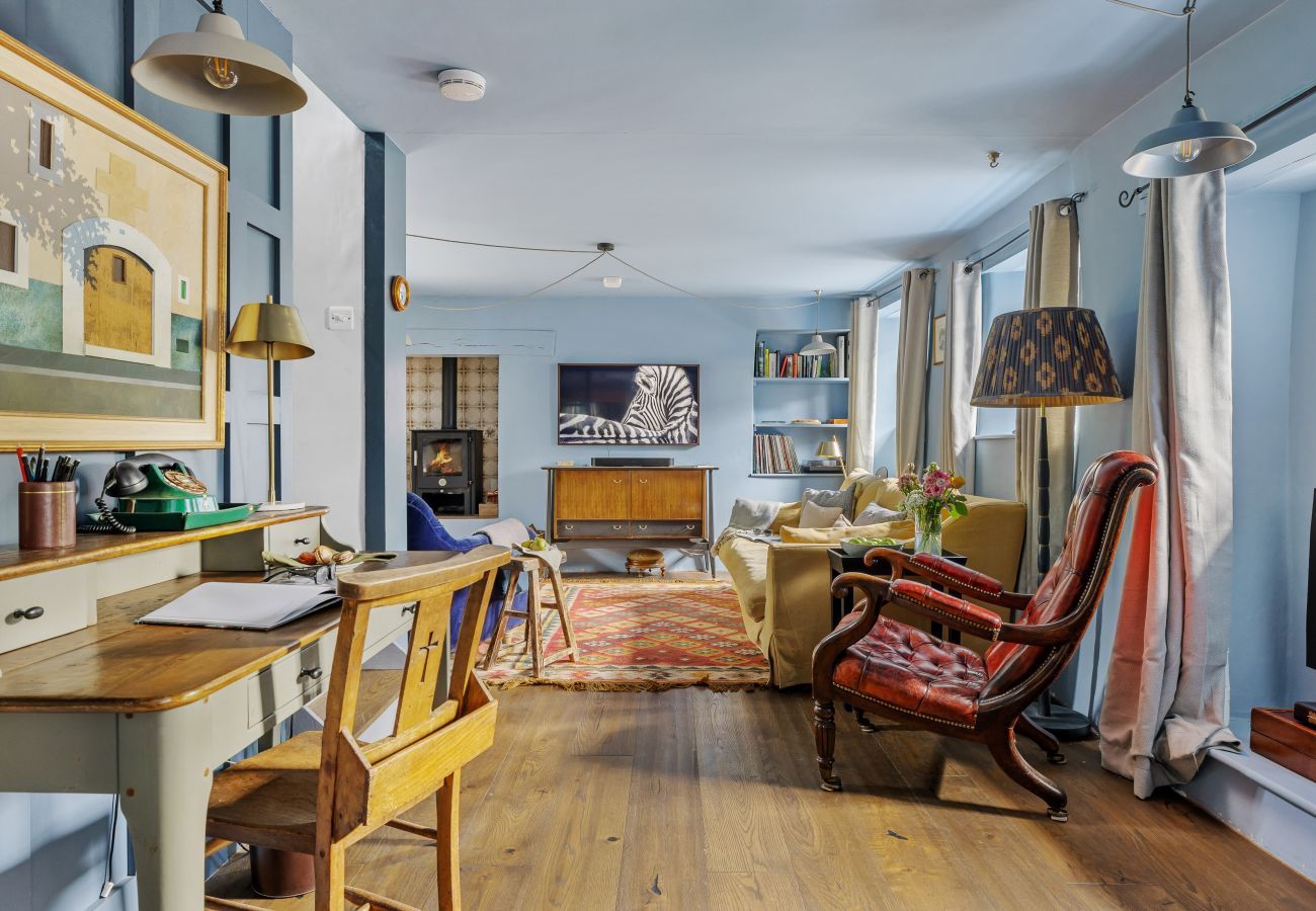 Cottage in East Cornworthy - East Cornworthy Cottage - Stylish 4-Bed Devon Retreat with Hot Tub, Fire Pit & Rolling Hill Views
