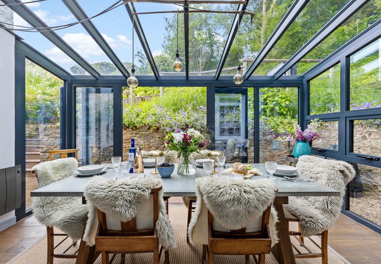 Cottage in East Cornworthy - East Cornworthy Cottage - Stylish 4-Bed Devon Retreat with Hot Tub, Fire Pit & Rolling Hill Views