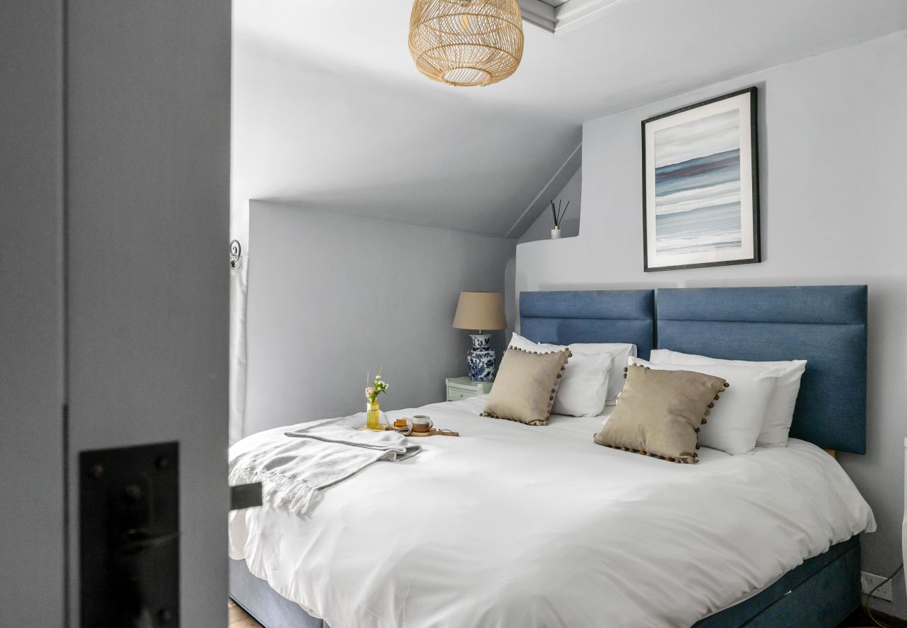 Cottage in East Cornworthy - East Cornworthy Cottage - Stylish 4-Bed Devon Retreat with Hot Tub, Fire Pit & Rolling Hill Views