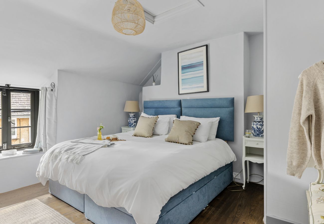 Cottage in East Cornworthy - East Cornworthy Cottage - Stylish 4-Bed Devon Retreat with Hot Tub, Fire Pit & Rolling Hill Views
