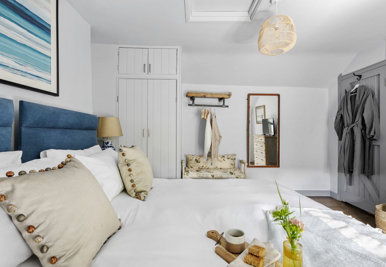 Cottage in East Cornworthy - East Cornworthy Cottage - Stylish 4-Bed Devon Retreat with Hot Tub, Fire Pit & Rolling Hill Views