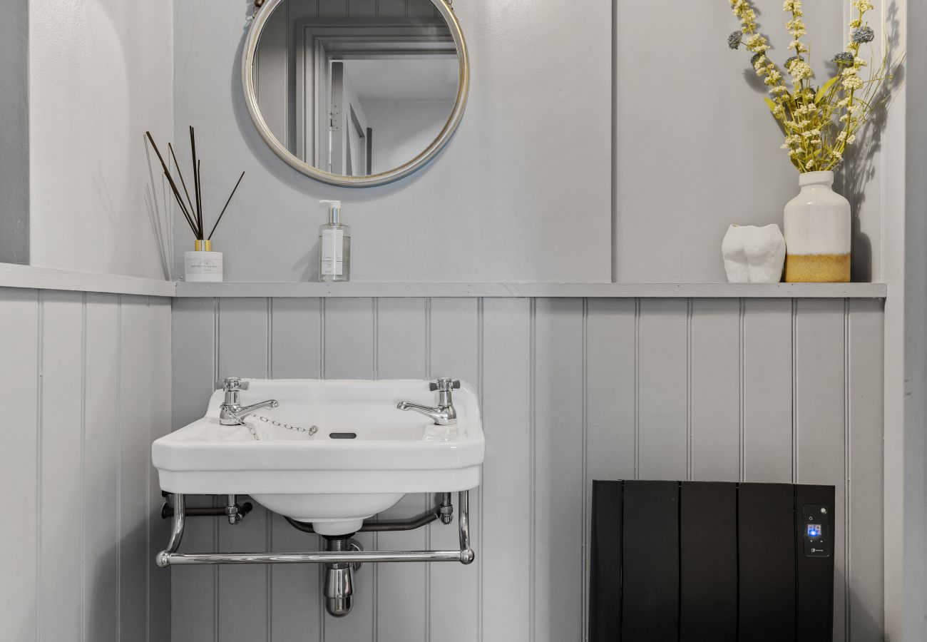 Cottage in East Cornworthy - East Cornworthy Cottage - Stylish 4-Bed Devon Retreat with Hot Tub, Fire Pit & Rolling Hill Views