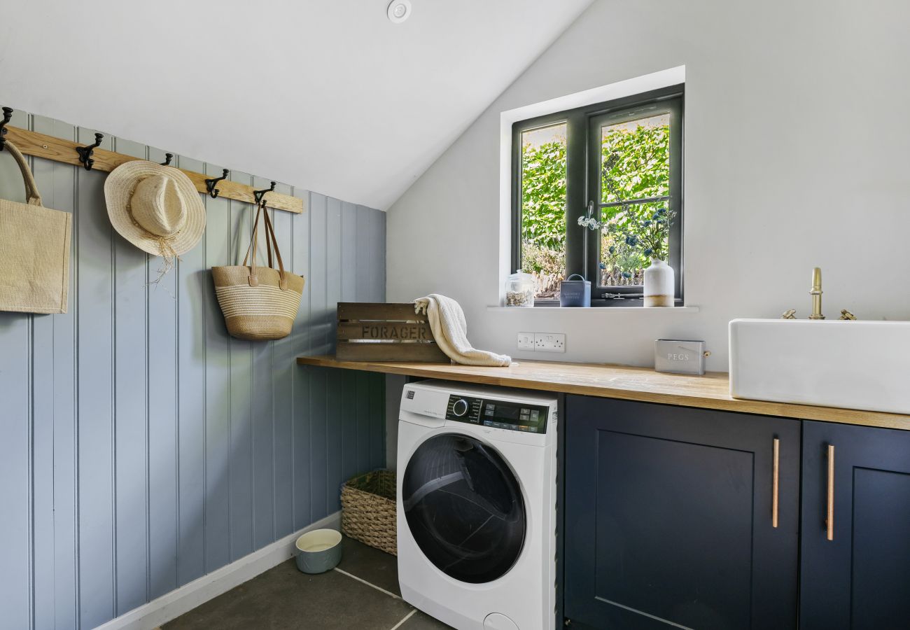 Cottage in East Cornworthy - East Cornworthy Cottage - Stylish 4-Bed Devon Retreat with Hot Tub, Fire Pit & Rolling Hill Views