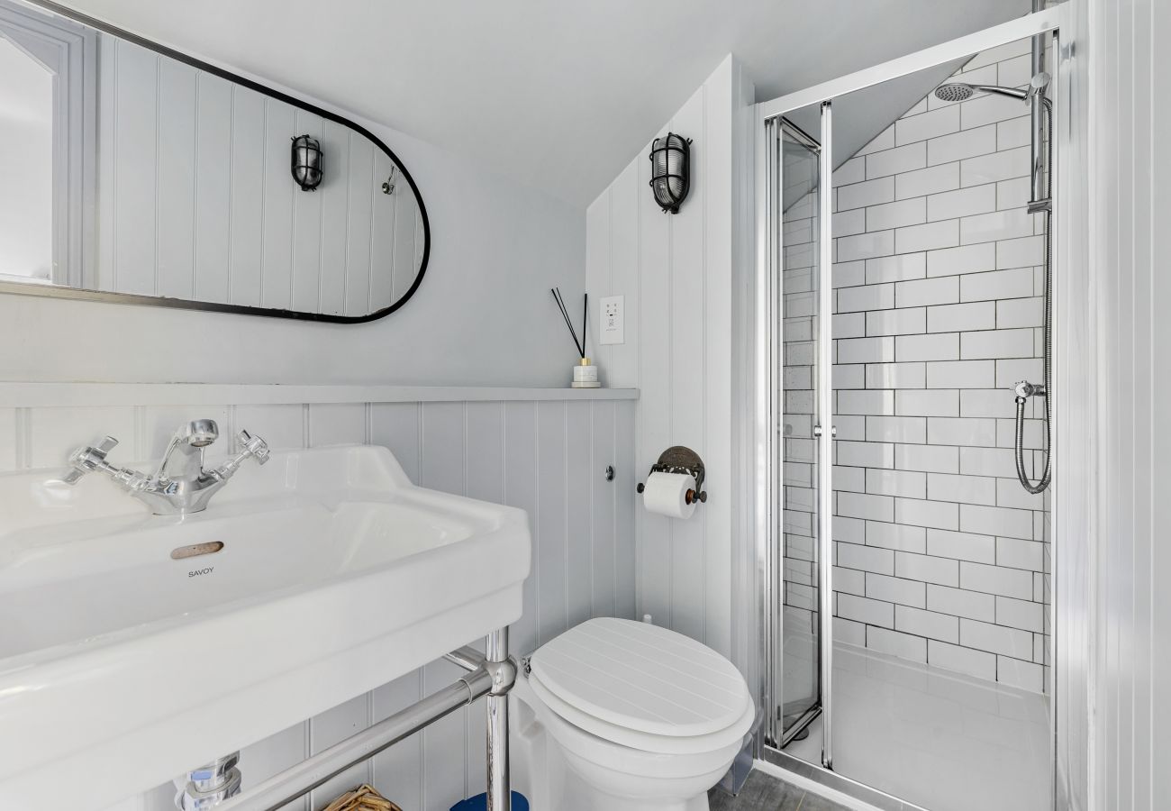 Cottage in East Cornworthy - East Cornworthy Cottage - Stylish 4-Bed Devon Retreat with Hot Tub, Fire Pit & Rolling Hill Views