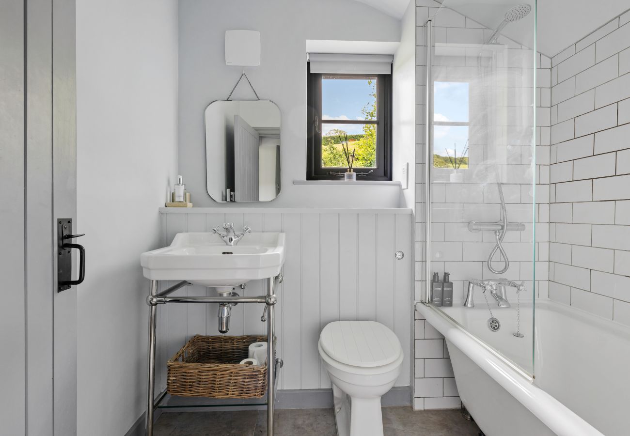 Cottage in East Cornworthy - East Cornworthy Cottage - Stylish 4-Bed Devon Retreat with Hot Tub, Fire Pit & Rolling Hill Views