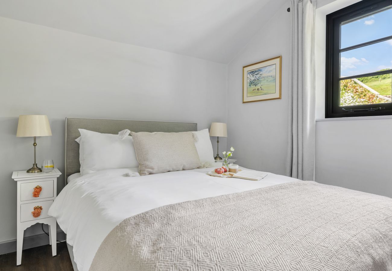 Cottage in East Cornworthy - East Cornworthy Cottage - Stylish 4-Bed Devon Retreat with Hot Tub, Fire Pit & Rolling Hill Views