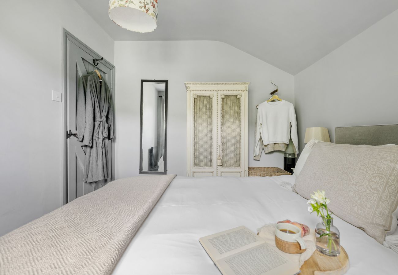 Cottage in East Cornworthy - East Cornworthy Cottage - Stylish 4-Bed Devon Retreat with Hot Tub, Fire Pit & Rolling Hill Views