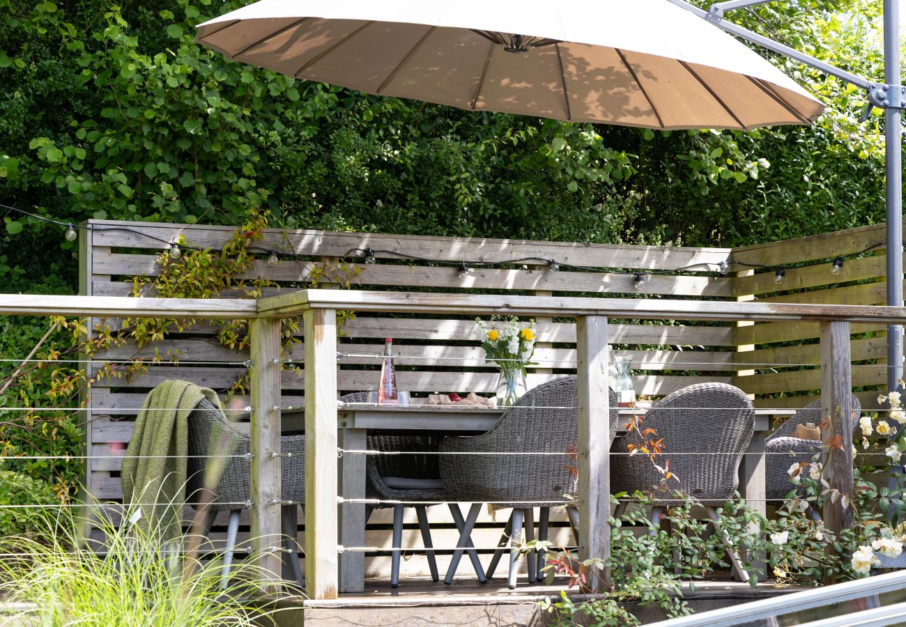 Cottage in East Cornworthy - East Cornworthy Cottage - Stylish 4-Bed Devon Retreat with Hot Tub, Fire Pit & Rolling Hill Views