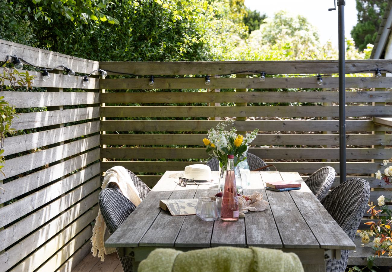 Cottage in East Cornworthy - East Cornworthy Cottage - Stylish 4-Bed Devon Retreat with Hot Tub, Fire Pit & Rolling Hill Views