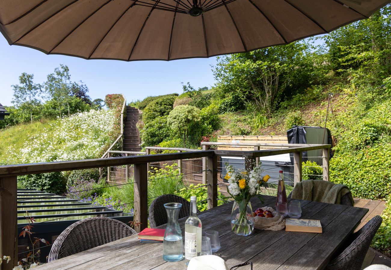 Cottage in East Cornworthy - East Cornworthy Cottage - Stylish 4-Bed Devon Retreat with Hot Tub, Fire Pit & Rolling Hill Views