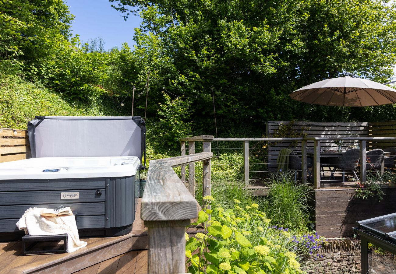 Cottage in East Cornworthy - East Cornworthy Cottage - Stylish 4-Bed Devon Retreat with Hot Tub, Fire Pit & Rolling Hill Views