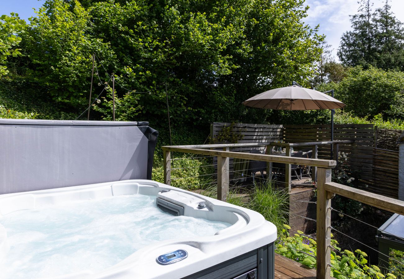 Cottage in East Cornworthy - East Cornworthy Cottage - Stylish 4-Bed Devon Retreat with Hot Tub, Fire Pit & Rolling Hill Views