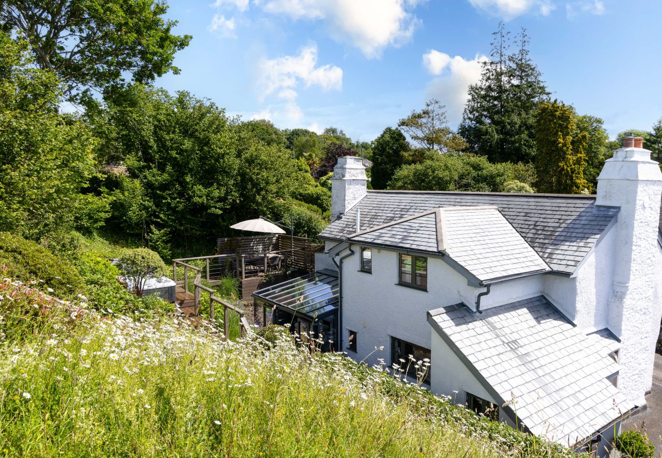 Cottage in East Cornworthy - East Cornworthy Cottage - Stylish 4-Bed Devon Retreat with Hot Tub, Fire Pit & Rolling Hill Views