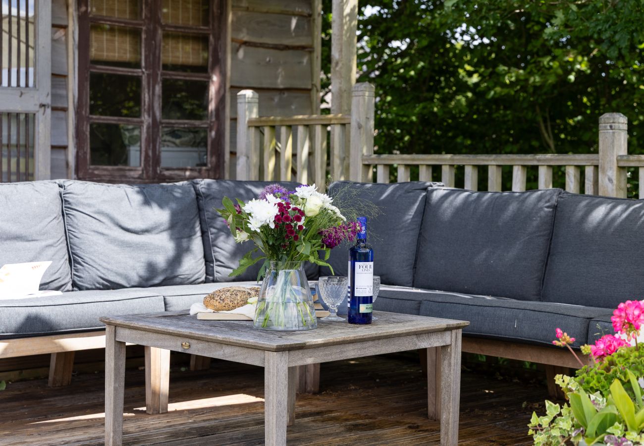 Cottage in East Cornworthy - East Cornworthy Cottage - Stylish 4-Bed Devon Retreat with Hot Tub, Fire Pit & Rolling Hill Views