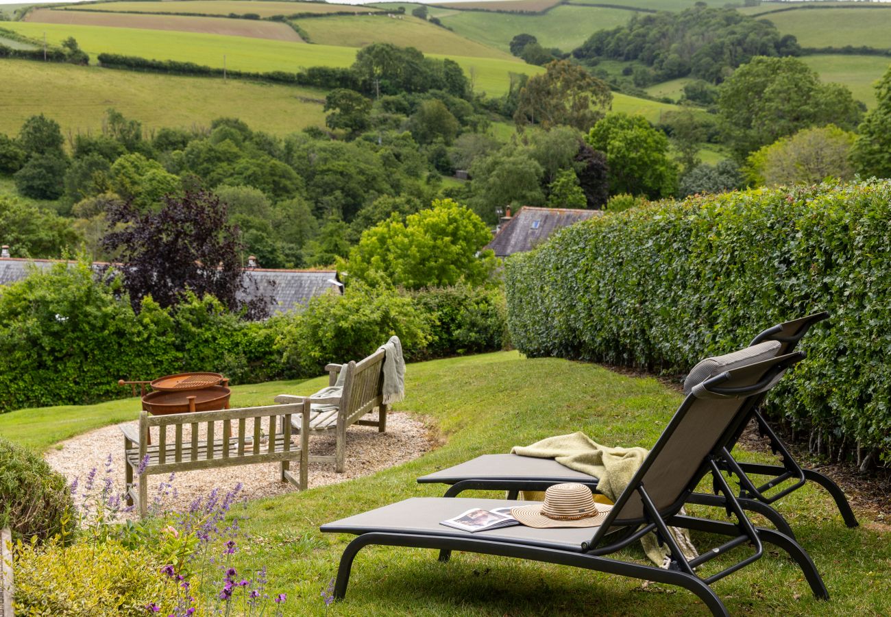 Cottage in East Cornworthy - East Cornworthy Cottage - Stylish 4-Bed Devon Retreat with Hot Tub, Fire Pit & Rolling Hill Views