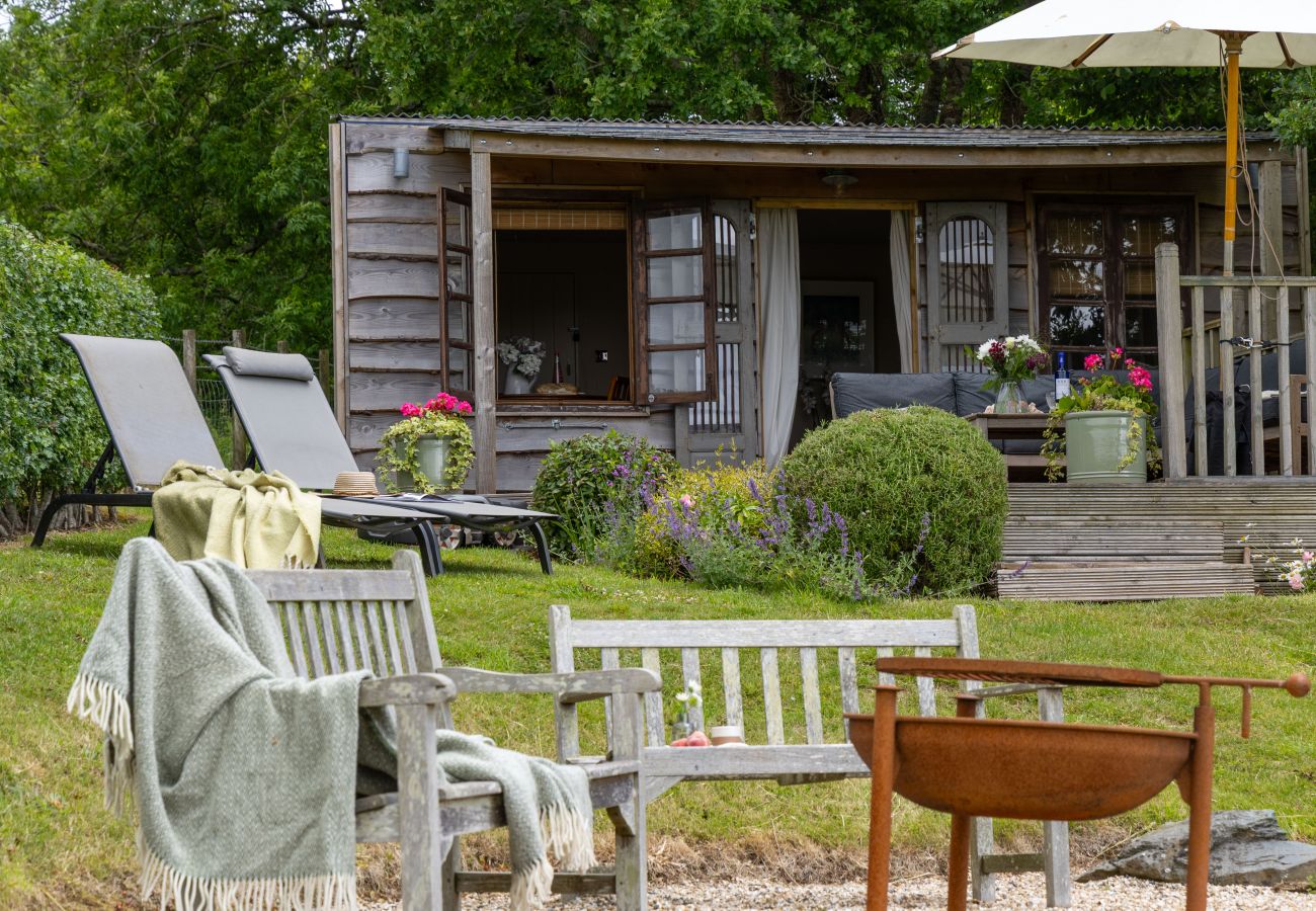 Cottage in East Cornworthy - East Cornworthy Cottage - Stylish 4-Bed Devon Retreat with Hot Tub, Fire Pit & Rolling Hill Views