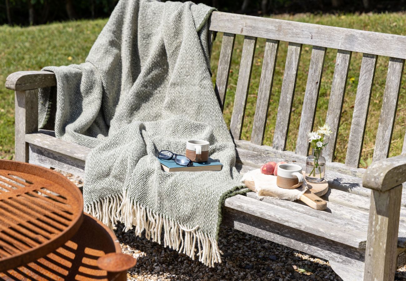 Cottage in East Cornworthy - East Cornworthy Cottage - Stylish 4-Bed Devon Retreat with Hot Tub, Fire Pit & Rolling Hill Views