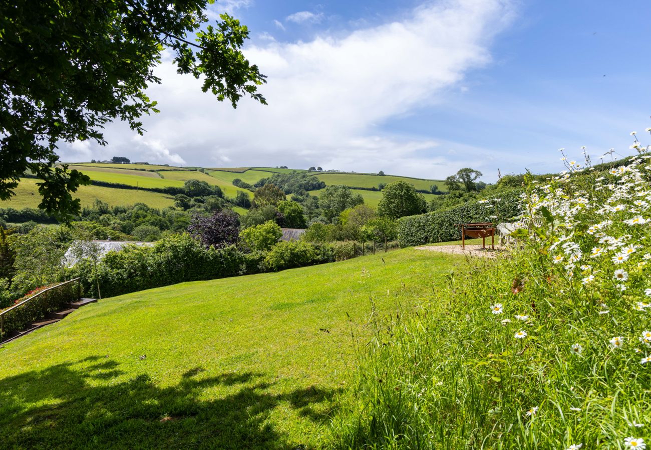 Cottage in East Cornworthy - East Cornworthy Cottage - Stylish 4-Bed Devon Retreat with Hot Tub, Fire Pit & Rolling Hill Views