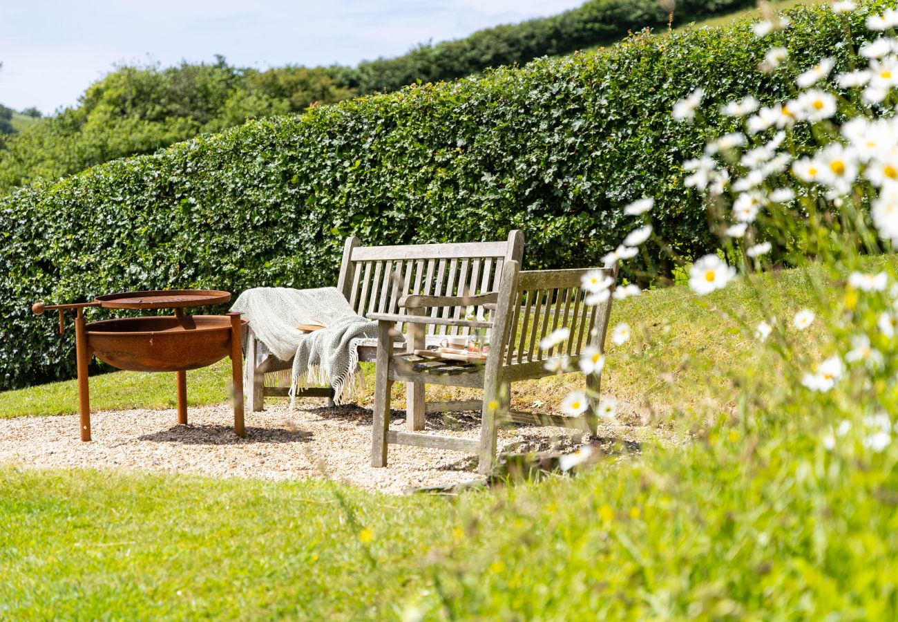 Cottage in East Cornworthy - East Cornworthy Cottage - Stylish 4-Bed Devon Retreat with Hot Tub, Fire Pit & Rolling Hill Views