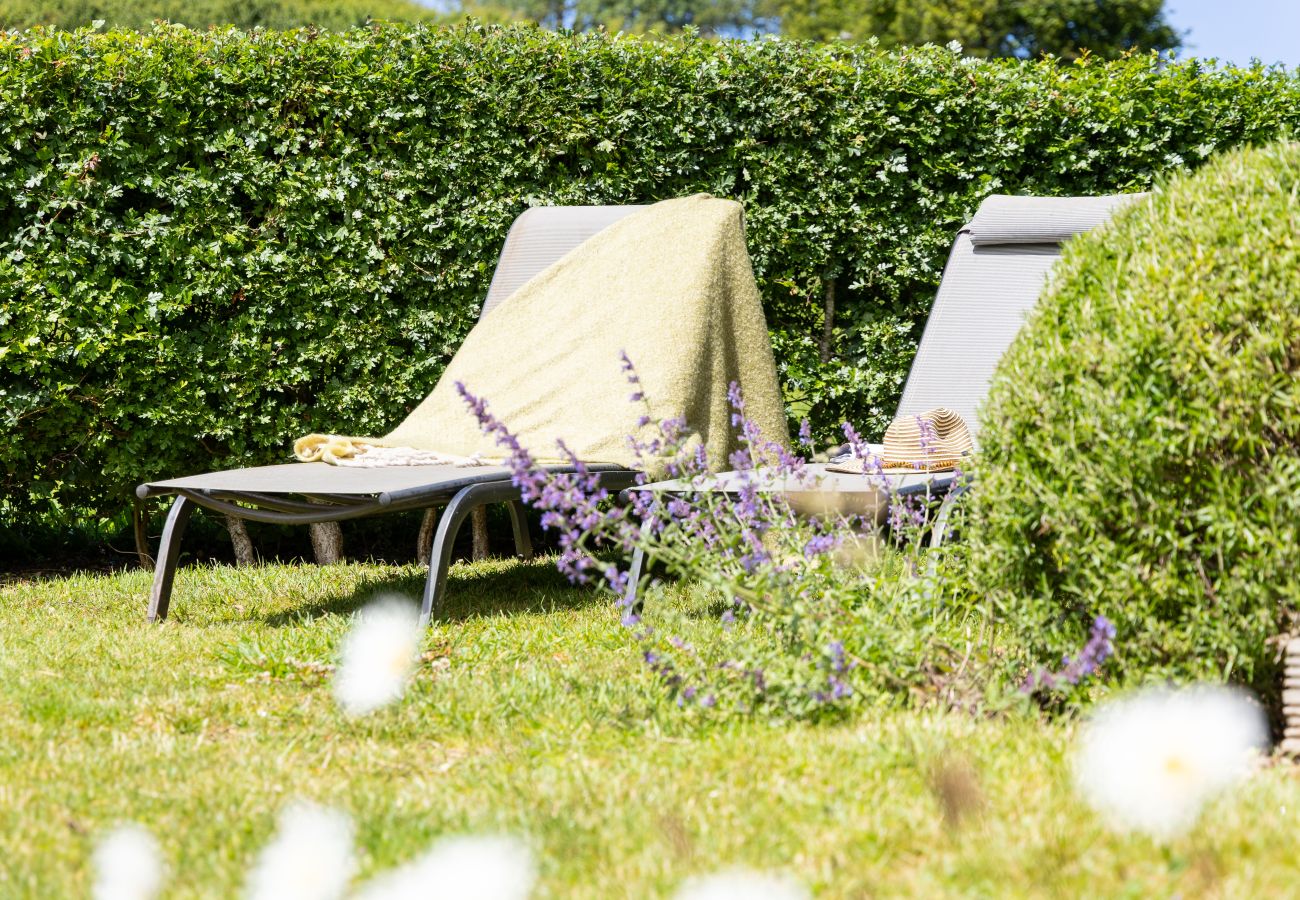 Cottage in East Cornworthy - East Cornworthy Cottage - Stylish 4-Bed Devon Retreat with Hot Tub, Fire Pit & Rolling Hill Views