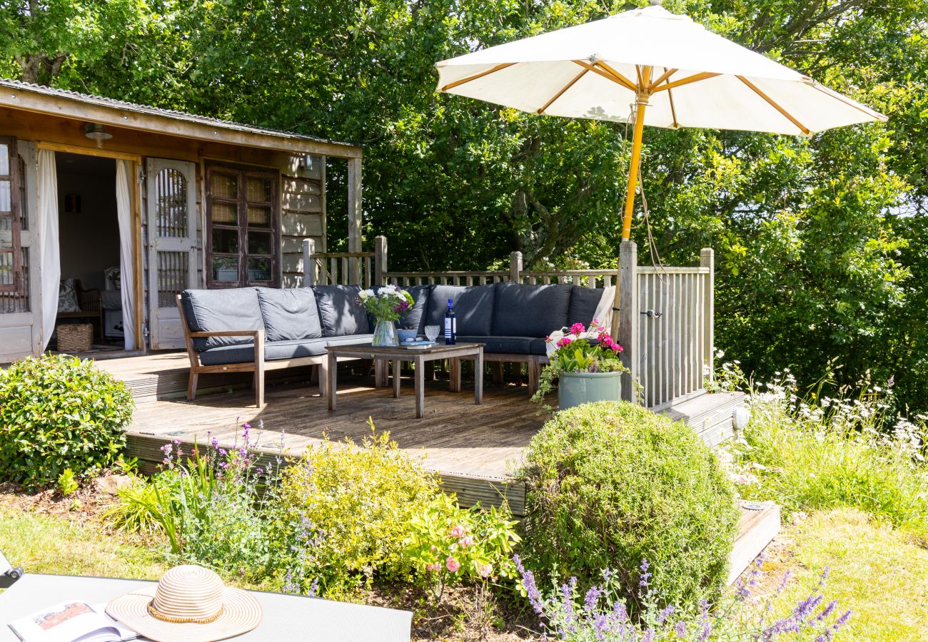Cottage in East Cornworthy - East Cornworthy Cottage - Stylish 4-Bed Devon Retreat with Hot Tub, Fire Pit & Rolling Hill Views