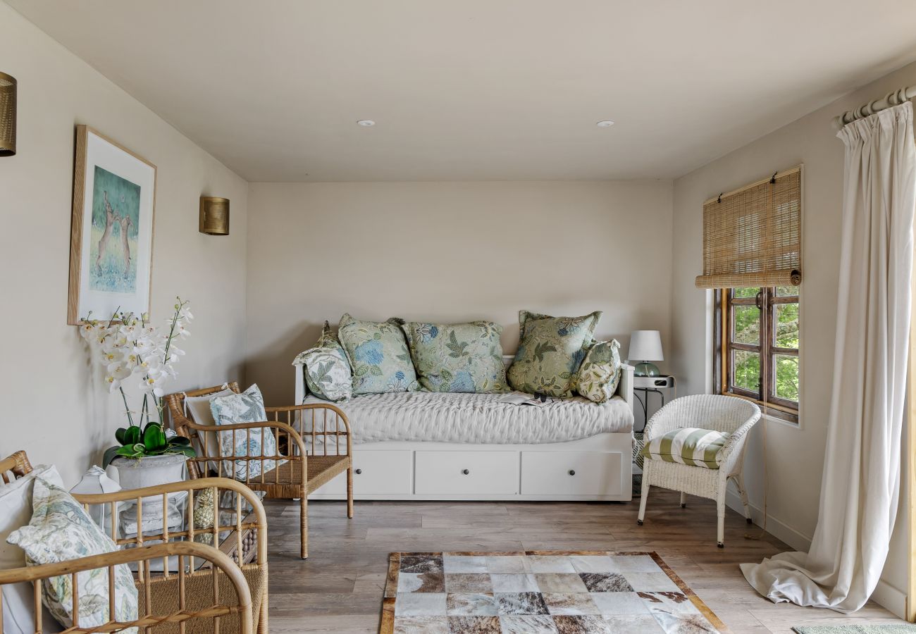 Cottage in East Cornworthy - East Cornworthy Cottage - Stylish 4-Bed Devon Retreat with Hot Tub, Fire Pit & Rolling Hill Views