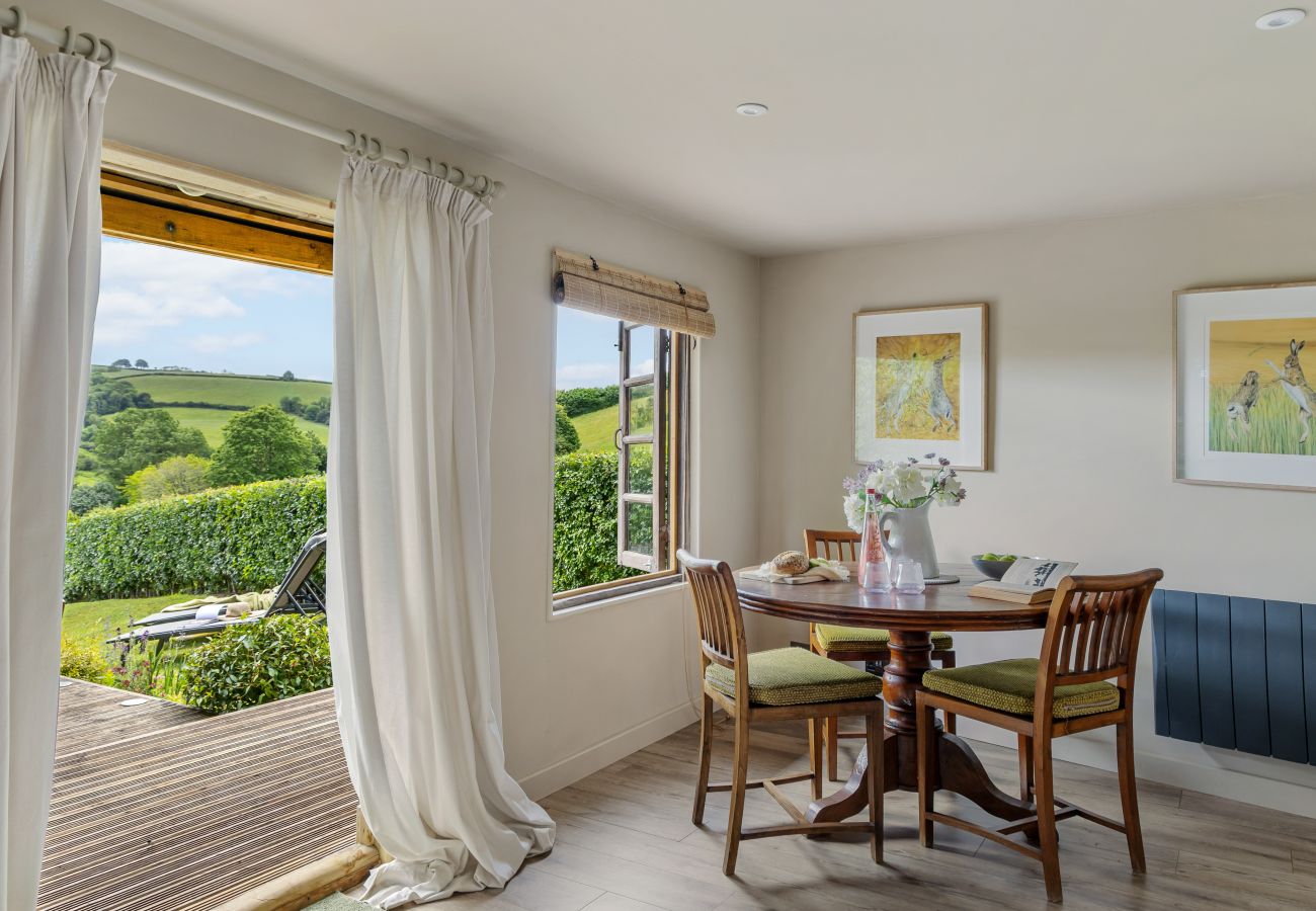 Cottage in East Cornworthy - East Cornworthy Cottage - Stylish 4-Bed Devon Retreat with Hot Tub, Fire Pit & Rolling Hill Views