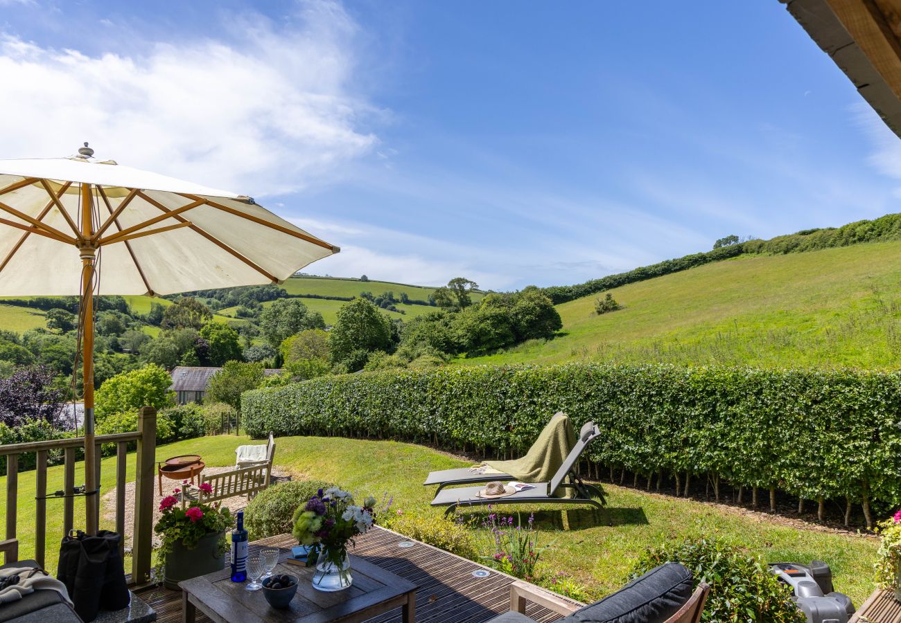 Cottage in East Cornworthy - East Cornworthy Cottage - Stylish 4-Bed Devon Retreat with Hot Tub, Fire Pit & Rolling Hill Views