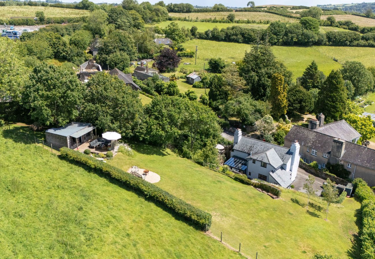 Cottage in East Cornworthy - East Cornworthy Cottage - Stylish 4-Bed Devon Retreat with Hot Tub, Fire Pit & Rolling Hill Views