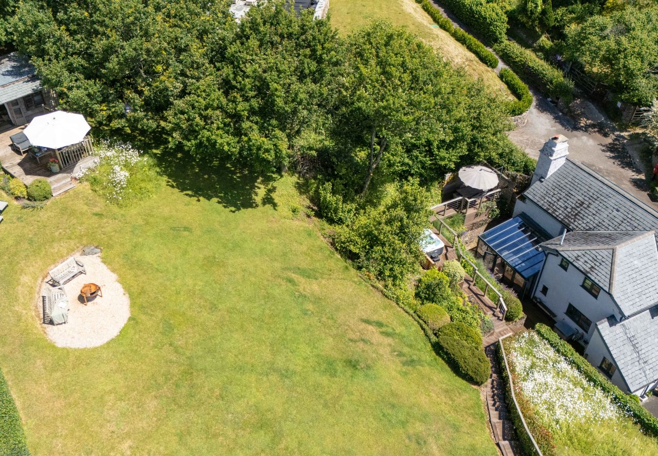 Cottage in East Cornworthy - East Cornworthy Cottage - Stylish 4-Bed Devon Retreat with Hot Tub, Fire Pit & Rolling Hill Views