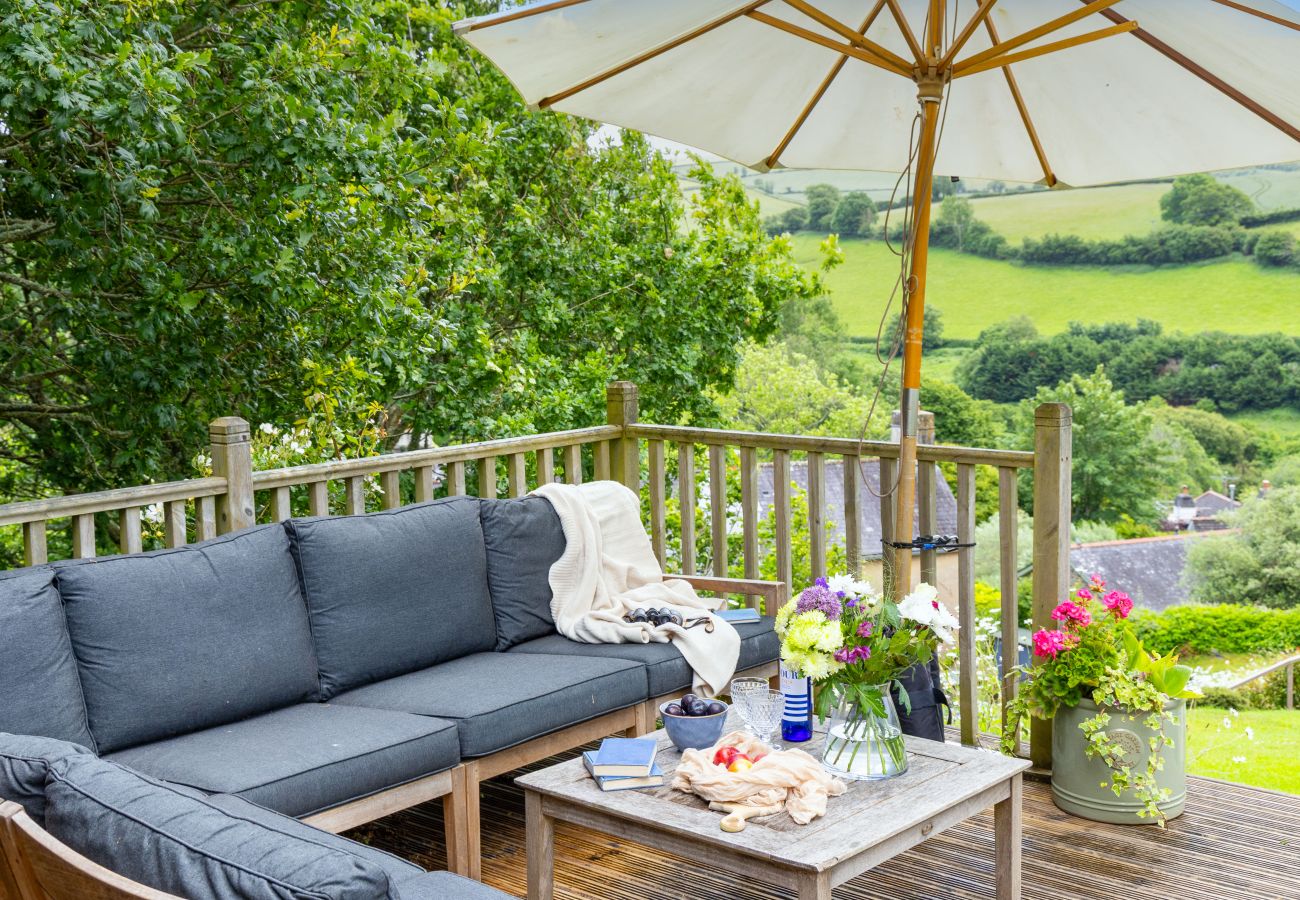 Cottage in East Cornworthy - East Cornworthy Cottage - Stylish Devon Retreat with Hot Tub, Fire Pit & Rolling Hill Views