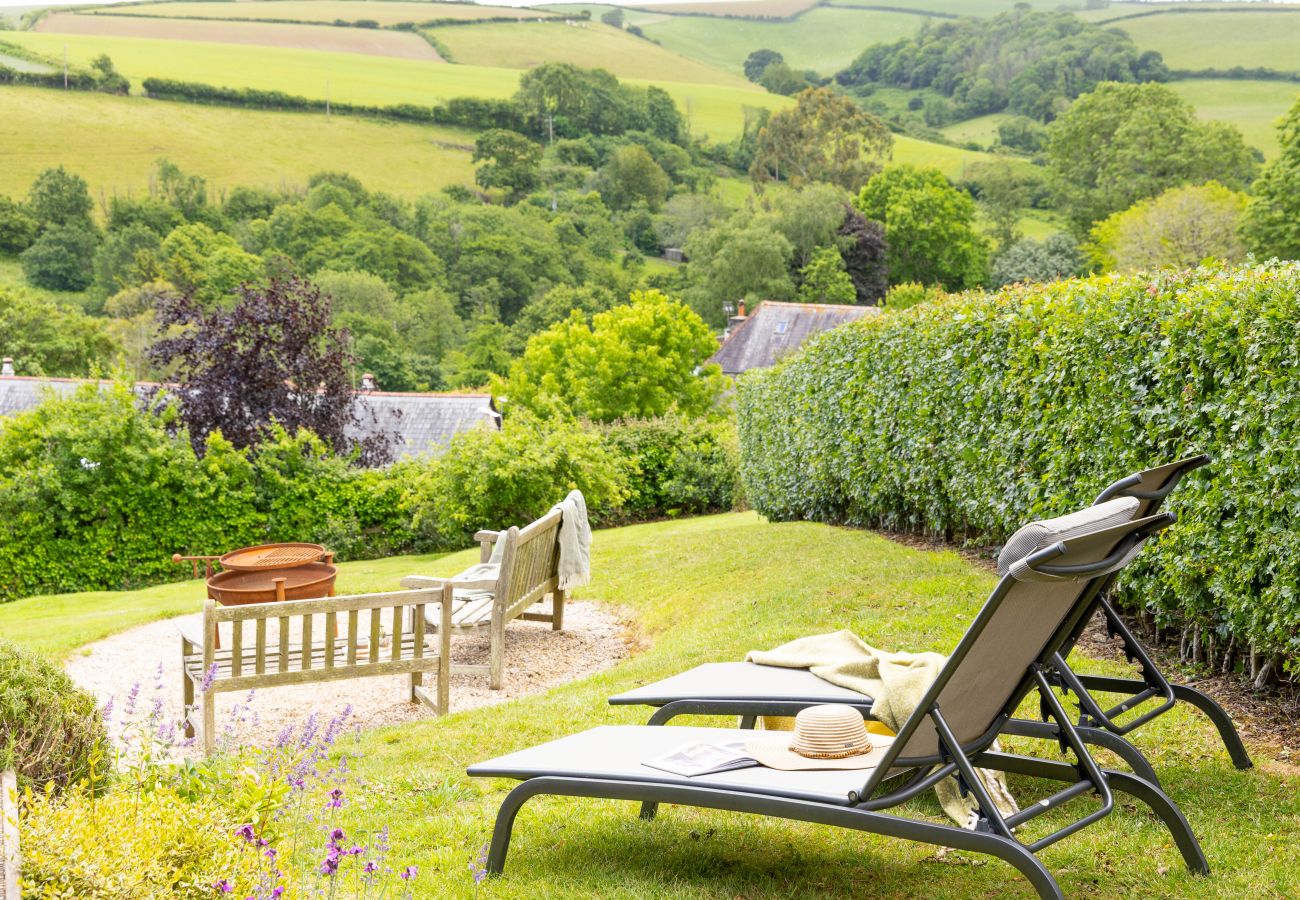 Cottage in East Cornworthy - East Cornworthy Cottage - Stylish Devon Retreat with Hot Tub, Fire Pit & Rolling Hill Views
