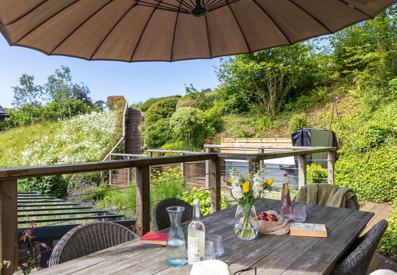 Cottage in East Cornworthy - East Cornworthy Cottage - Stylish Devon Retreat with Hot Tub, Fire Pit & Rolling Hill Views