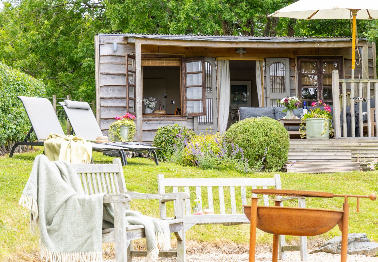 Cottage in East Cornworthy - East Cornworthy Cottage - Stylish Devon Retreat with Hot Tub, Fire Pit & Rolling Hill Views