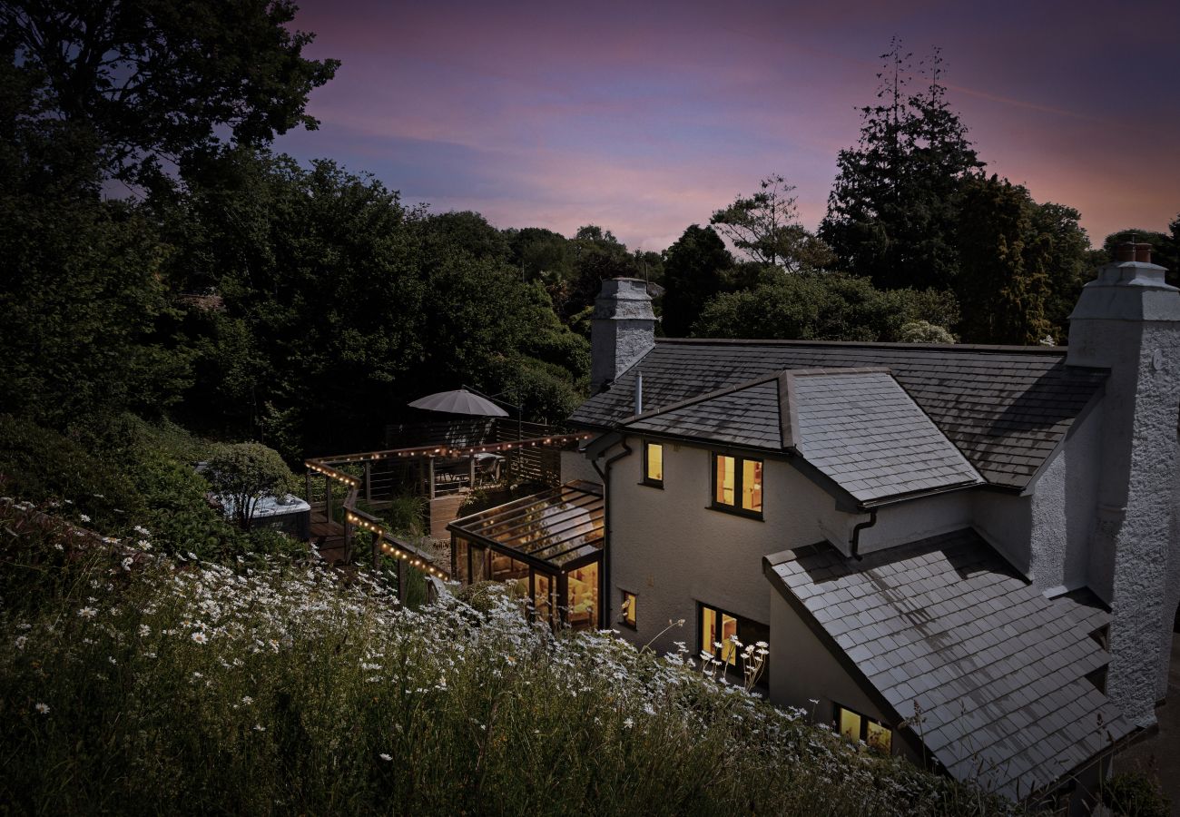 Cottage in East Cornworthy - East Cornworthy Cottage - Stylish Devon Retreat with Hot Tub, Fire Pit & Rolling Hill Views