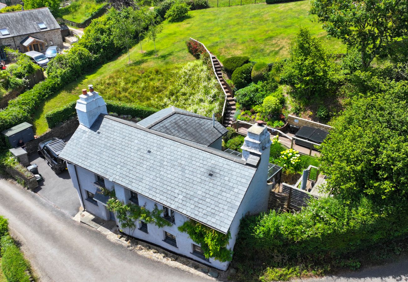 Cottage in East Cornworthy - East Cornworthy Cottage - Stylish Devon Retreat with Hot Tub, Fire Pit & Rolling Hill Views