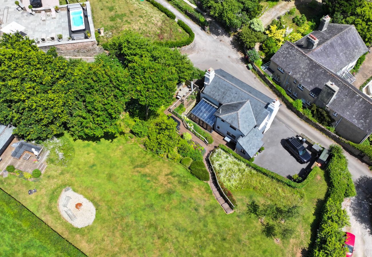 Cottage in East Cornworthy - East Cornworthy Cottage - Stylish Devon Retreat with Hot Tub, Fire Pit & Rolling Hill Views